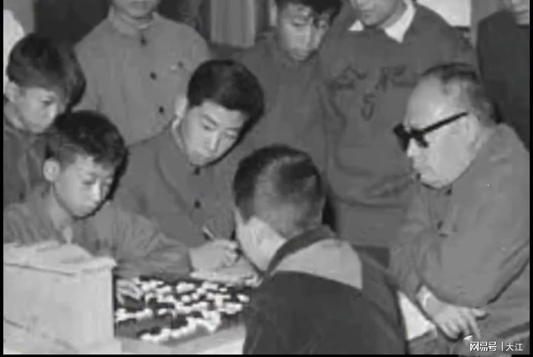 V体育网址-陈毅元帅正在全神贯注地与聂卫平下棋，在天赋面前，第一局就输了