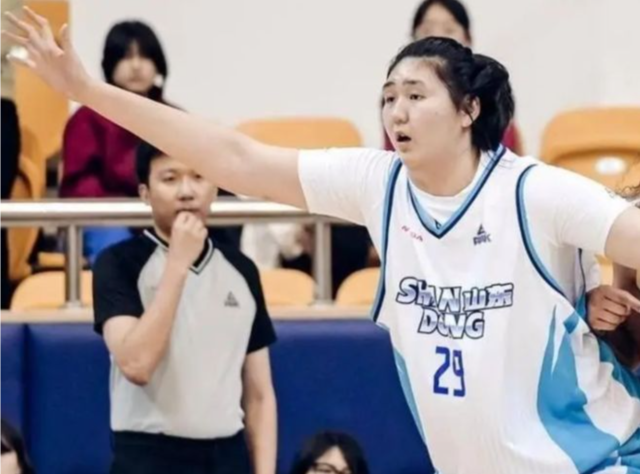 V体育网址-18岁2米26中锋打出巨星水平！7分46秒，12投9中 轰19分10板