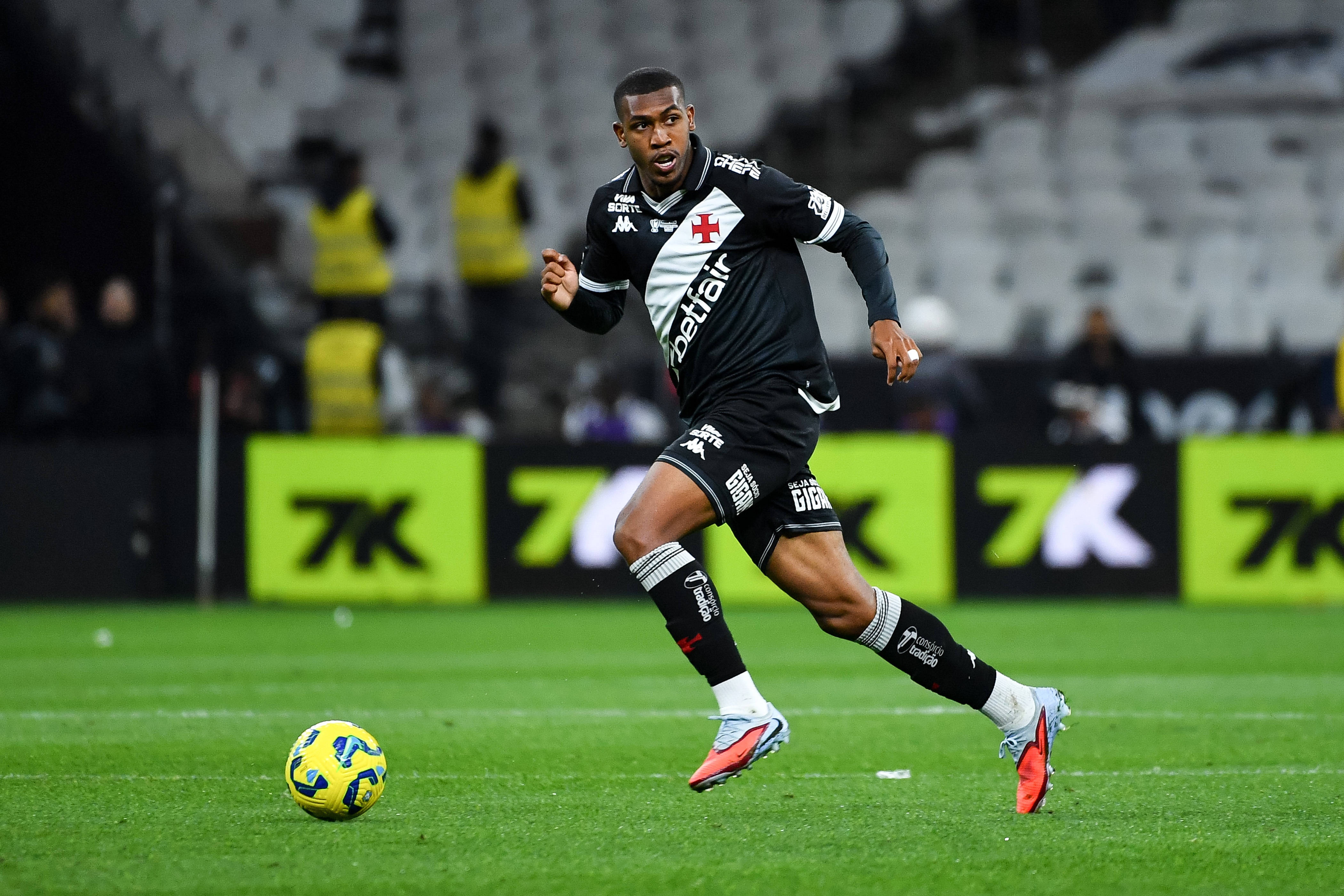 V体育入口-罗马诺：19岁前锋拉扬、24岁门将曼达斯今日接受伯恩茅斯体检